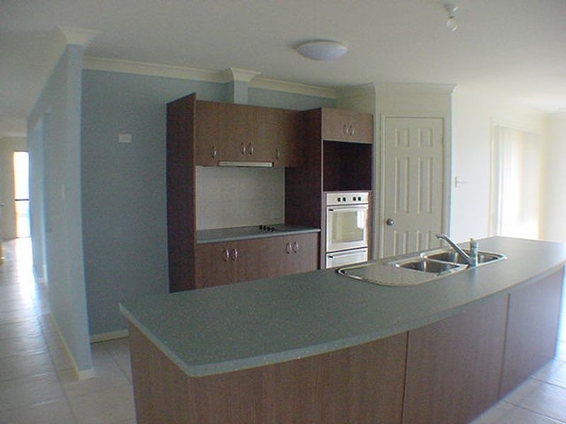 11 Regency Grove, Flinders View QLD 4305