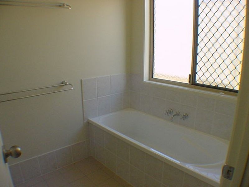 11 Regency Grove, Flinders View QLD 4305