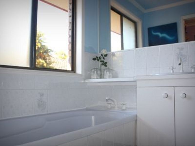 8 Blenheim Crescent, Yamanto QLD 4305