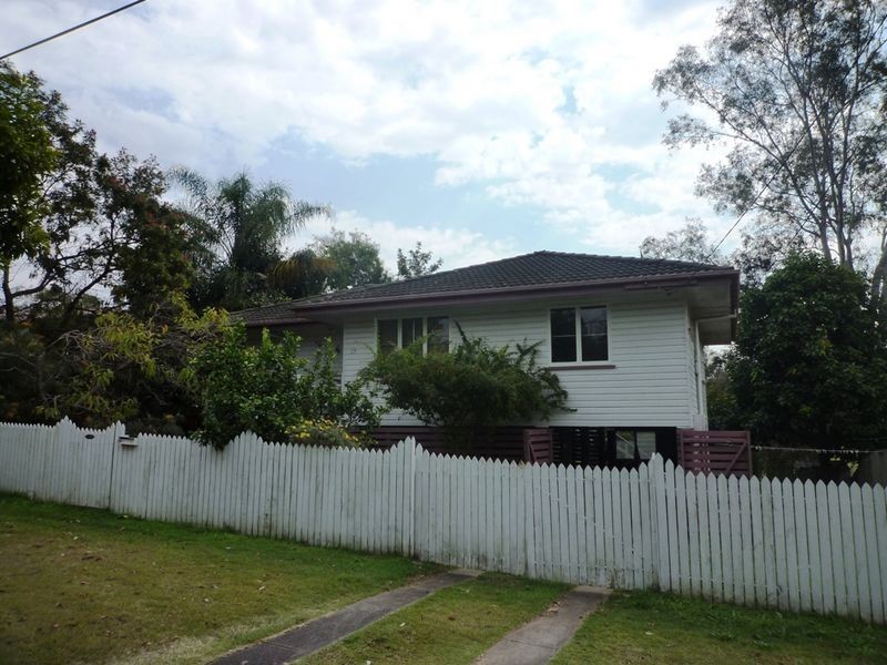 17 Flinders Drive, Leichhardt QLD 4305