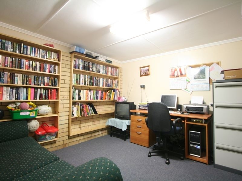 18 THOMAS STREET, Flinders View QLD 4305