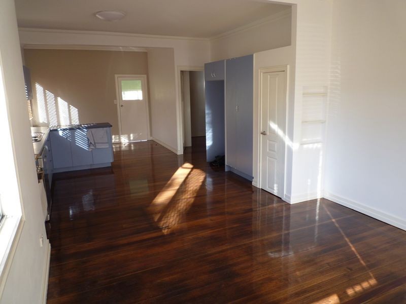 2 Cambridge Street, Silkstone QLD 4304
