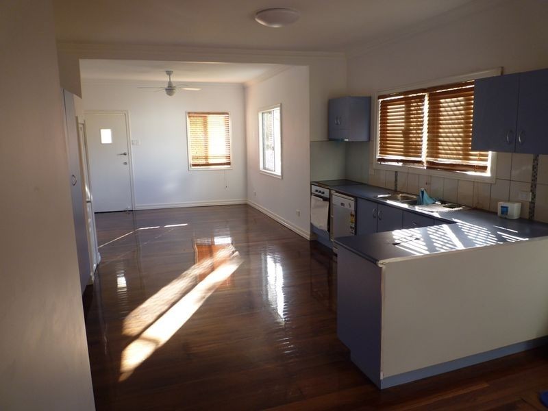 2 Cambridge Street, Silkstone QLD 4304