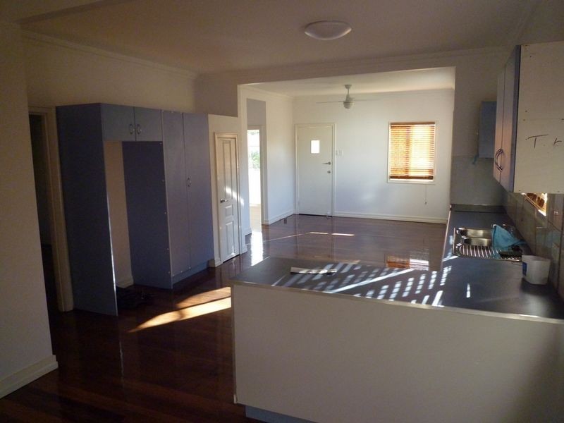 2 Cambridge Street, Silkstone QLD 4304