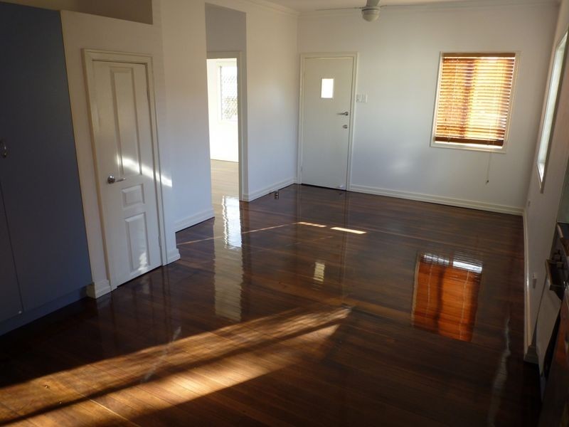 2 Cambridge Street, Silkstone QLD 4304