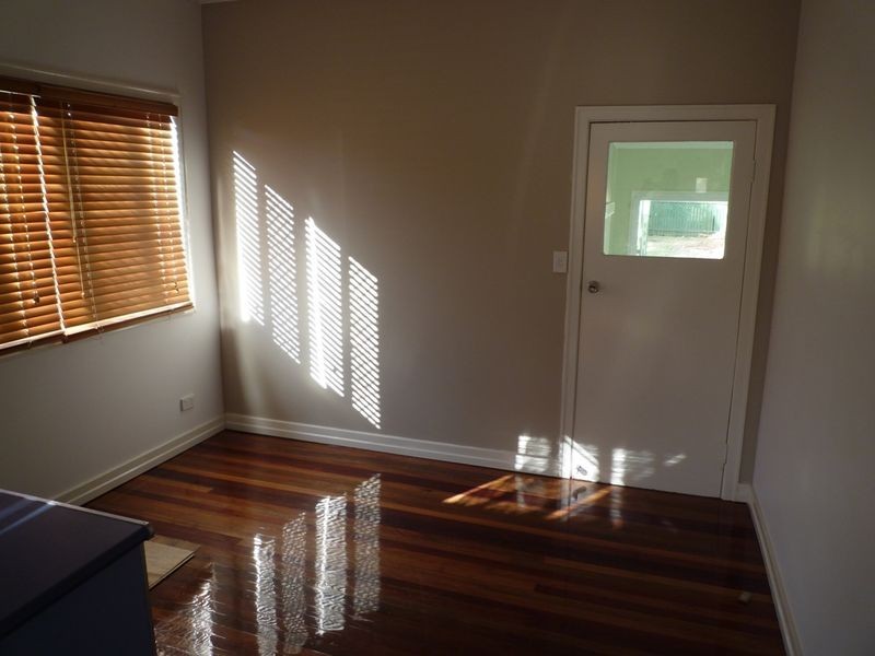 2 Cambridge Street, Silkstone QLD 4304