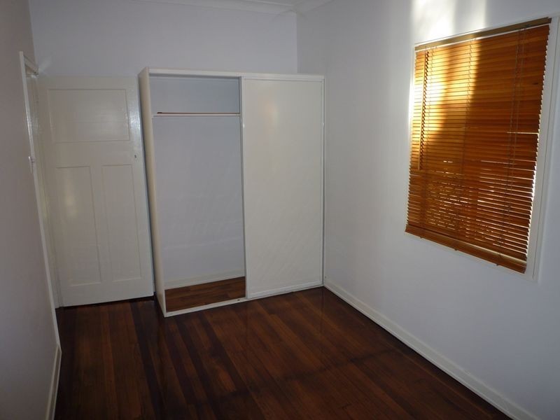 2 Cambridge Street, Silkstone QLD 4304