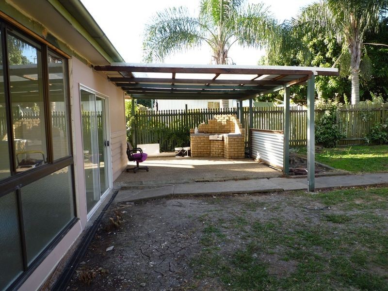 2 Cambridge Street, Silkstone QLD 4304