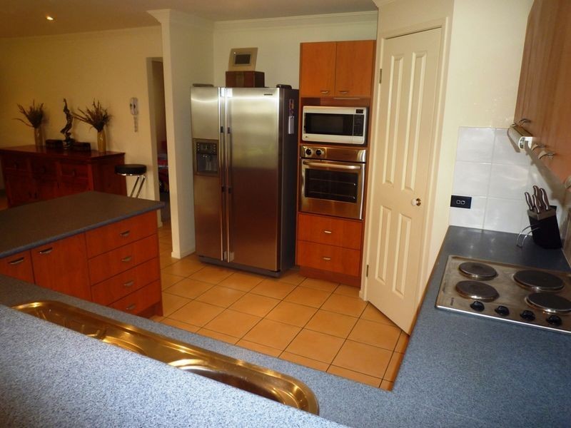 8 Chestunut Drive, Flinders View QLD 4305