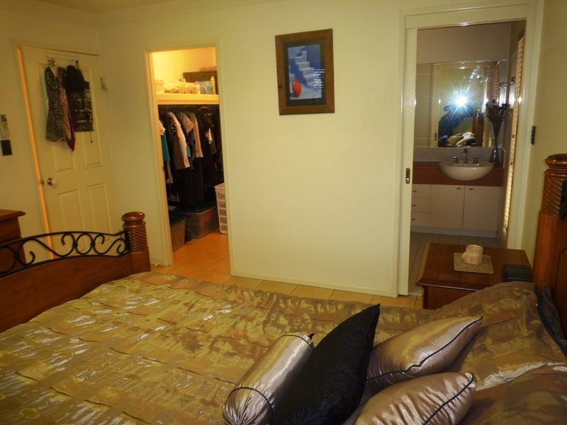 8 Chestunut Drive, Flinders View QLD 4305