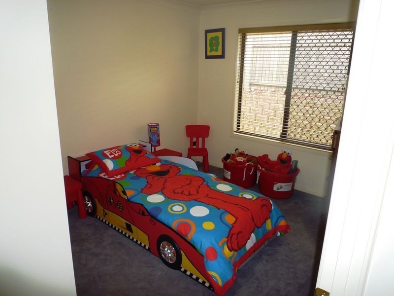 8 Chestunut Drive, Flinders View QLD 4305