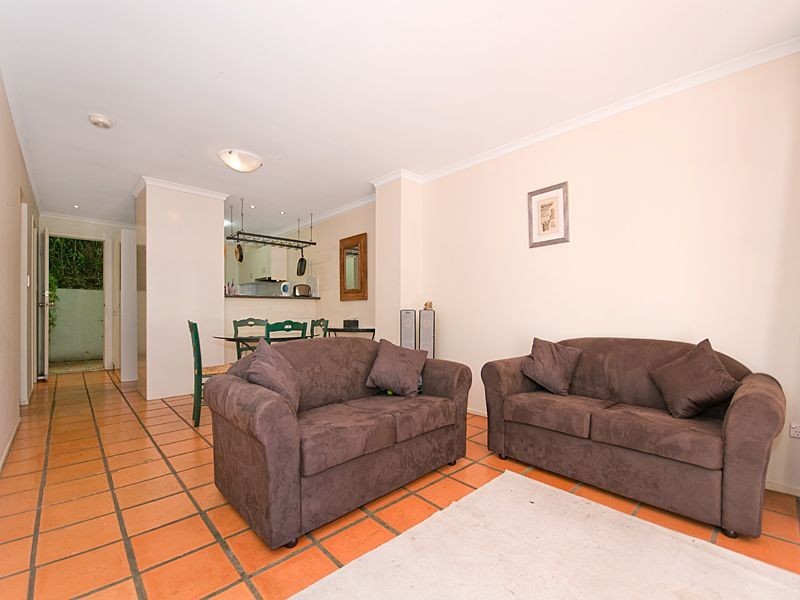 6/74A Sir Fred Schonell Drive, St Lucia QLD 4067