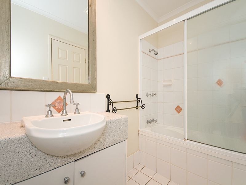 6/74A Sir Fred Schonell Drive, St Lucia QLD 4067