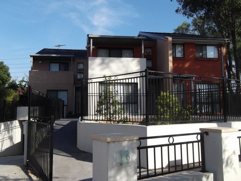 2/16 Highland Avenue, Toongabbie NSW 2146