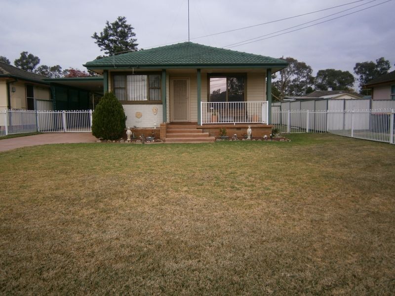 22 Halmahera Crescent, Lethbridge Park NSW 2770