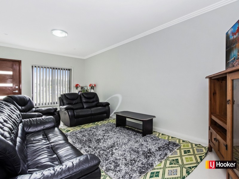 7 Blue Street, Minto NSW 2566