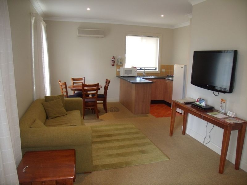 Villa 27 & The Leisure Inn Cnr Broke & McDonalds Rd, Pokolbin NSW 2320
