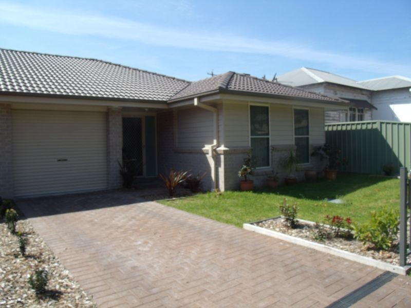 2/2a Desmond Street, Cessnock NSW 2325