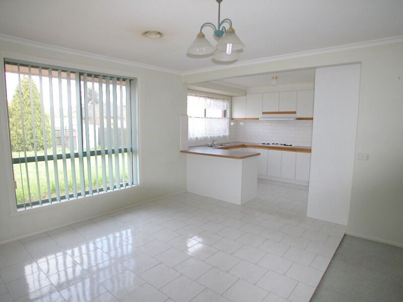 8 Eccles Close, Mill Park VIC 3082