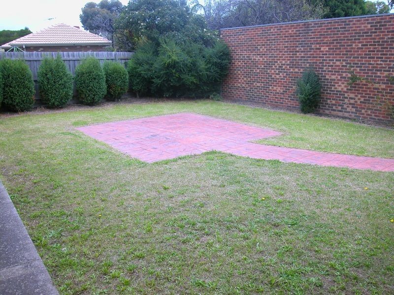 8 Strickland Avenue, Mill Park VIC 3082