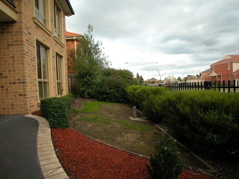 10 Elysee Avenue, South Morang VIC 3752