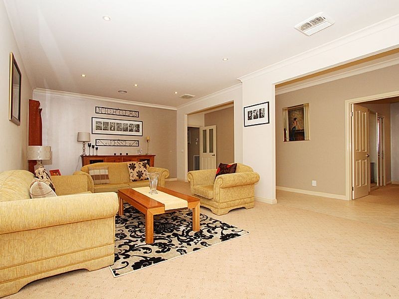 24 Lazar Grove, South Morang VIC 3752