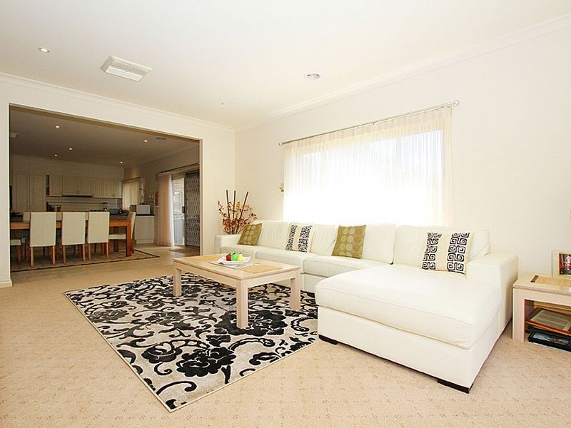 24 Lazar Grove, South Morang VIC 3752