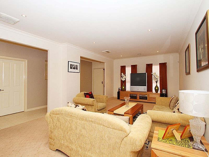 24 Lazar Grove, South Morang VIC 3752