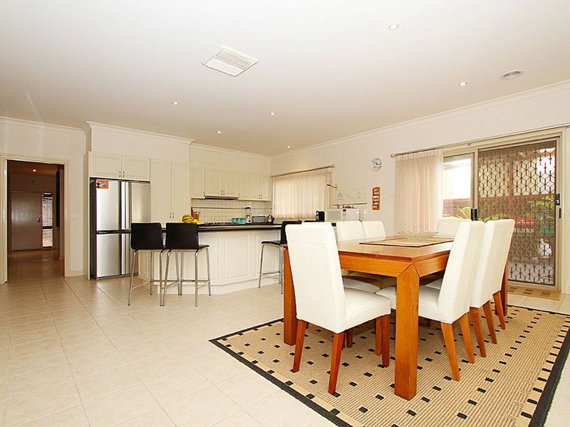 24 Lazar Grove, South Morang VIC 3752