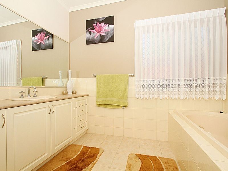 24 Lazar Grove, South Morang VIC 3752