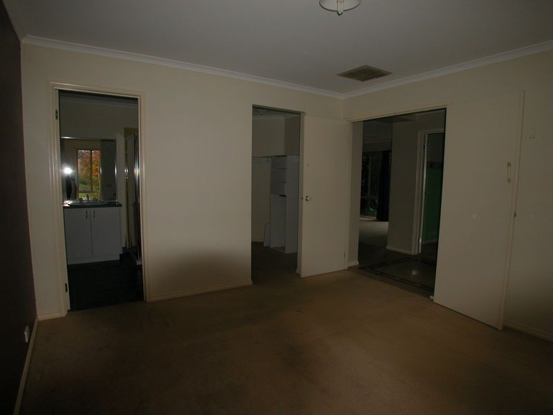 8 Featherpark Terrace, South Morang VIC 3752