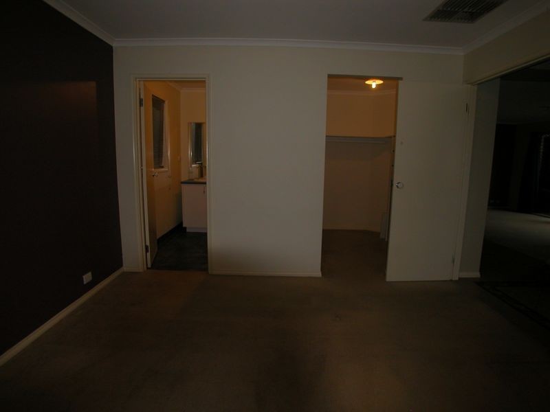 8 Featherpark Terrace, South Morang VIC 3752