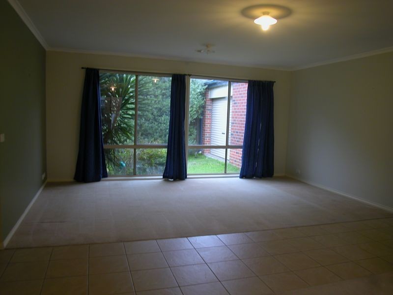8 Featherpark Terrace, South Morang VIC 3752