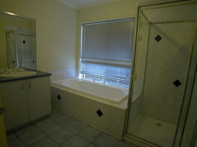 8 Featherpark Terrace, South Morang VIC 3752
