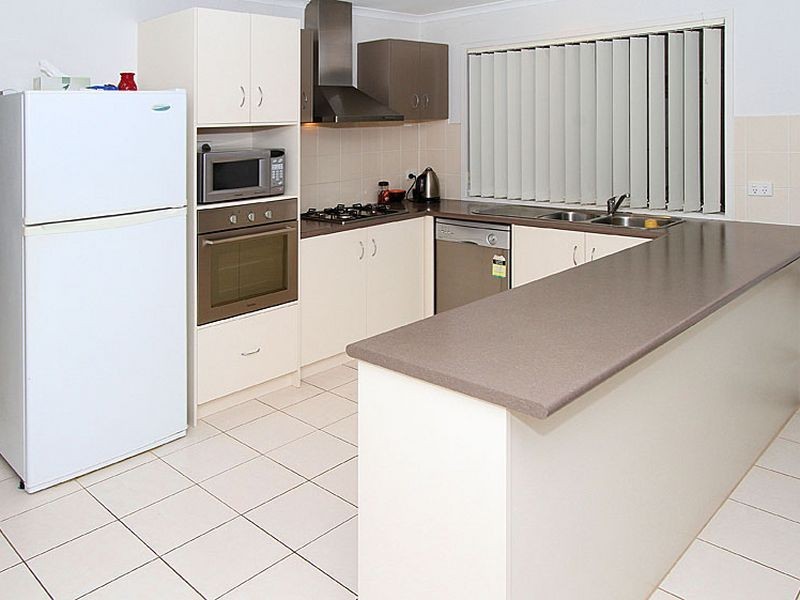 19 Strathoon Crescent, South Morang VIC 3752