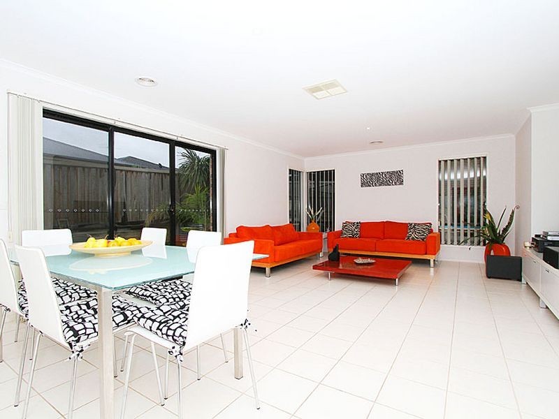 19 Strathoon Crescent, South Morang VIC 3752