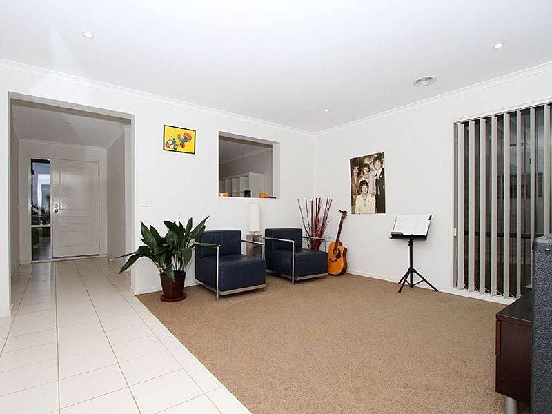 19 Strathoon Crescent, South Morang VIC 3752