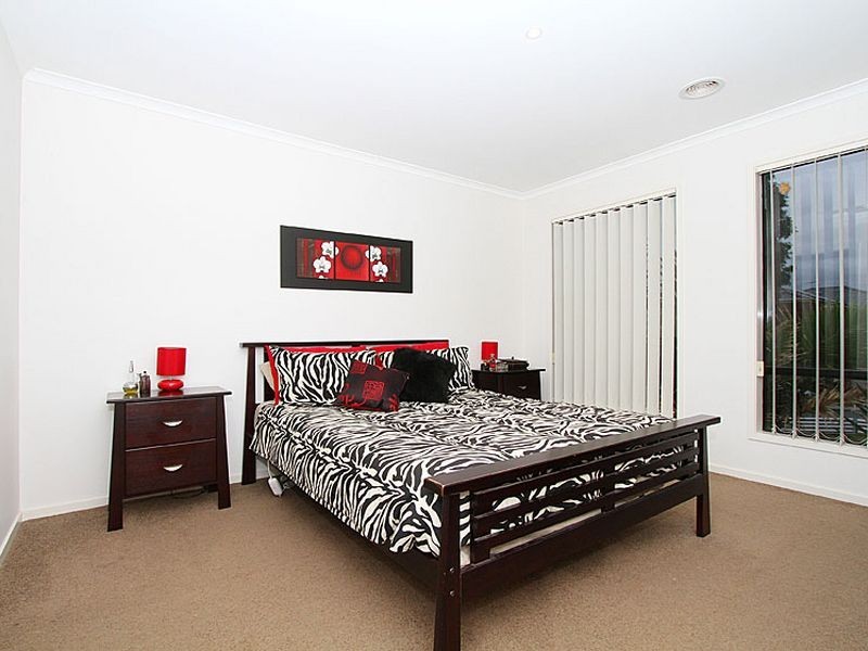 19 Strathoon Crescent, South Morang VIC 3752