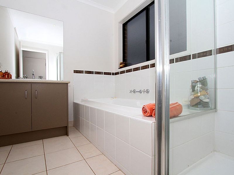 19 Strathoon Crescent, South Morang VIC 3752