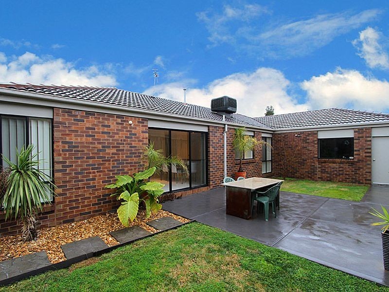 19 Strathoon Crescent, South Morang VIC 3752