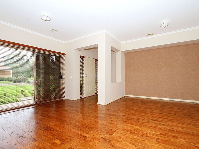 10 Lancewood Walk, South Morang VIC 3752