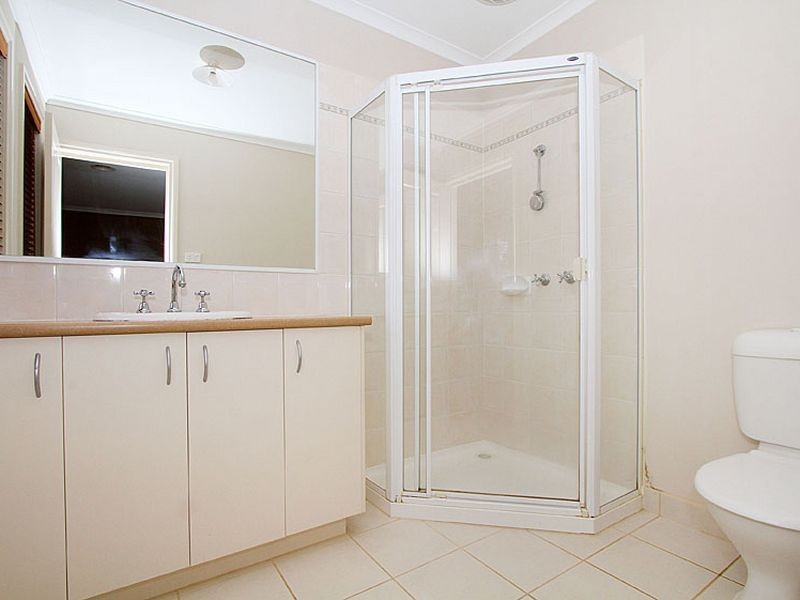 10 Lancewood Walk, South Morang VIC 3752