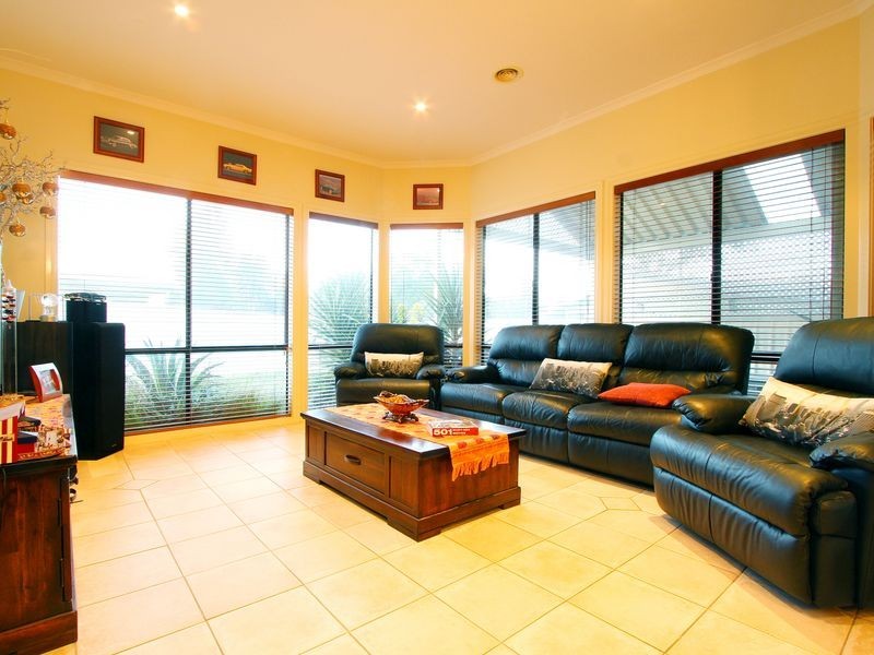 48 University Drive, Mill Park VIC 3082