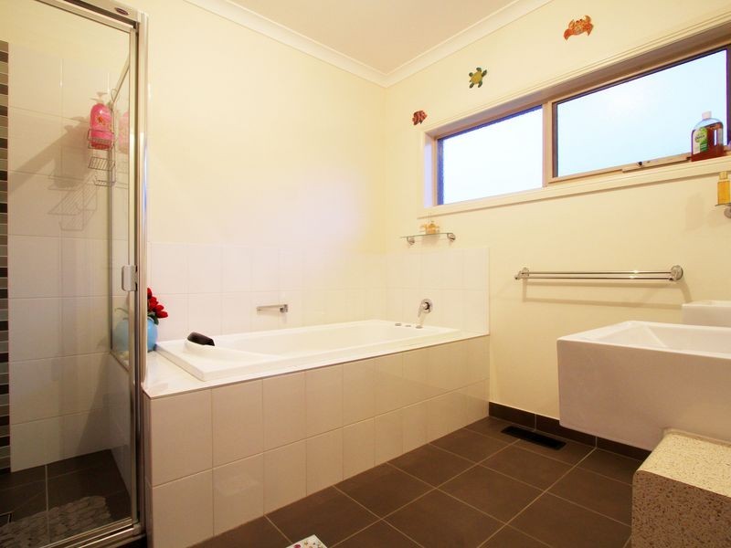 8 Rangeview Green, Doreen VIC 3754