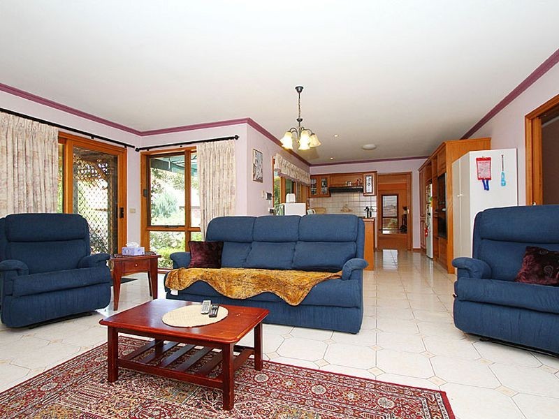 6 Tench Court, Mill Park VIC 3082