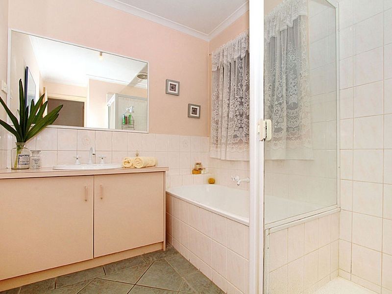 7 Burridge Close, Mill Park VIC 3082