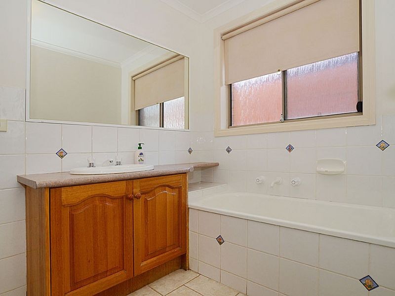 2 Kiernan Close, Mill Park VIC 3082