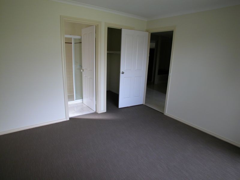 11 Pivot Place, Mill Park VIC 3082