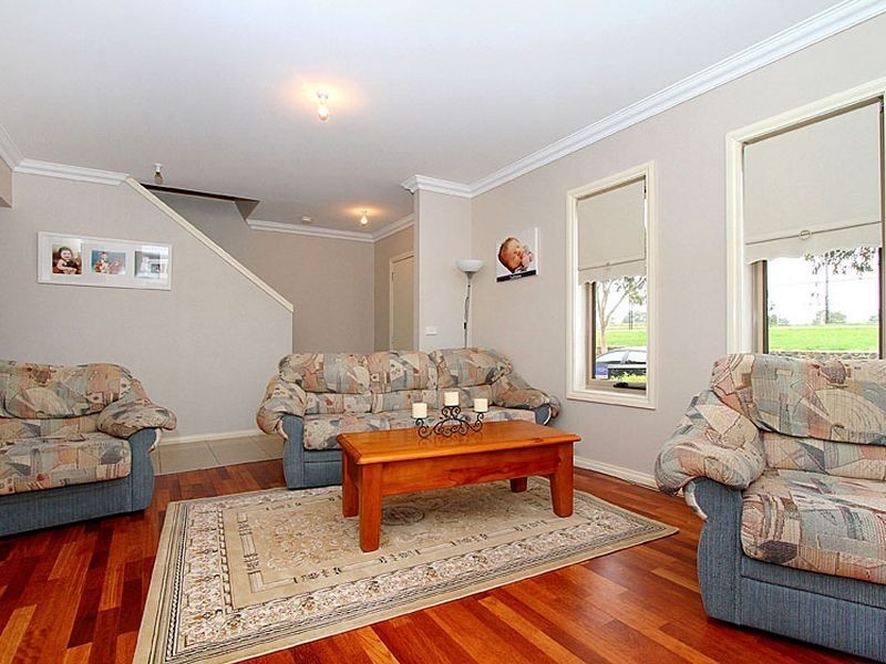 27 Vincent Drive, South Morang VIC 3752