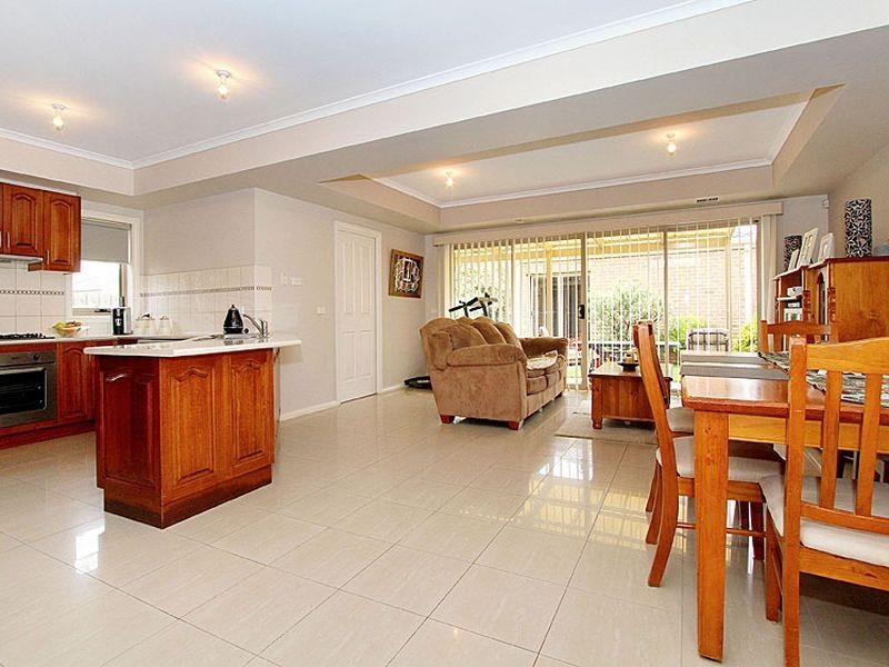 27 Vincent Drive, South Morang VIC 3752